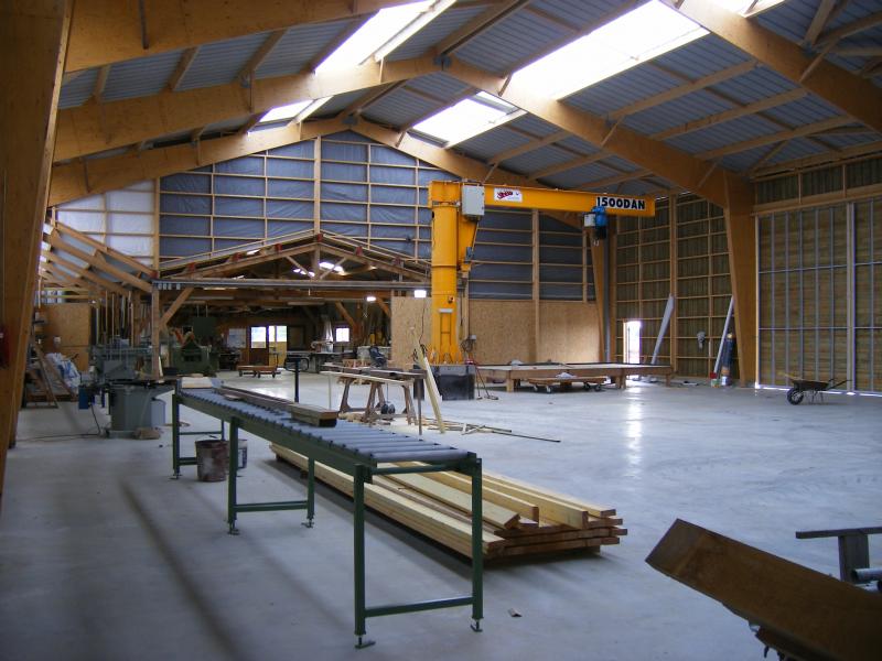 atelier 02 | 
	Vue intérieure de l'agrandissement.
	En arrière plan, la potence et la table qui va nous servir à préfabriquer nos murs bois.

