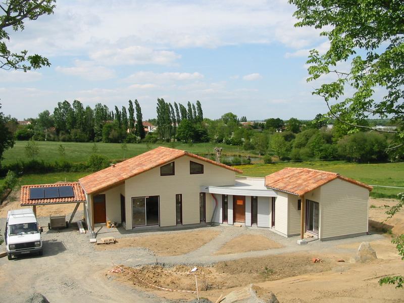 Maison bois à Moncoutant (79).
Bardage terminé en Mai 2005. Façade SUD.
