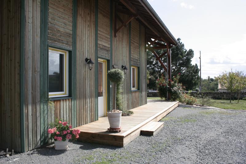 
	Une terrasse bois a été ajoutée sur trois côtés de la maison
