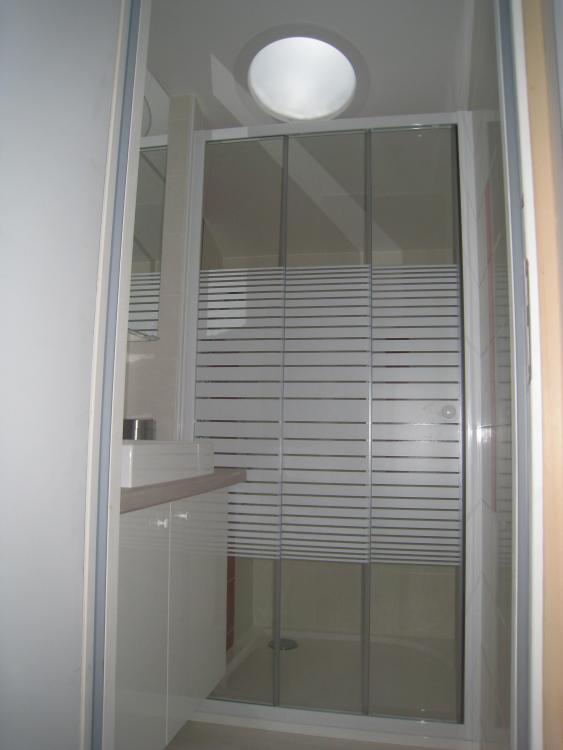 
	Conduit de lumière SUN TUNNEL de chez Velux idéal pour avoir un éclairage naturel dans une pièce sans fenêtre comme ici la salle d'eau.
