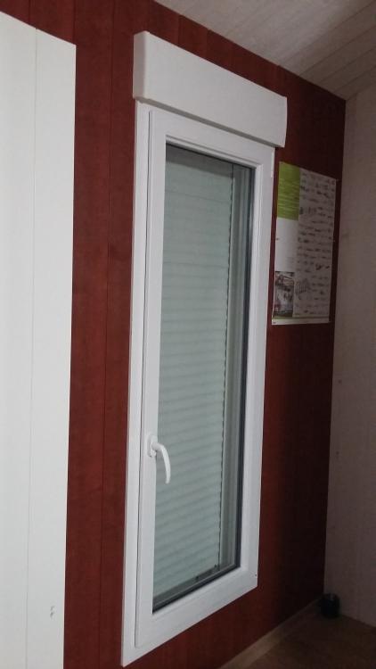 Menuiserie en PVC Blanc avec coffre Volet Roulant apparent coté intérieur. | Agrandissement Maison Bois Argentonnay 2015