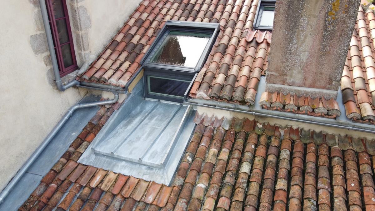 Verrière d'angle de chez Velux, composée d'une fenêtre de toit à rotation 114/140 et d'une fenêtre verticale 114/60
